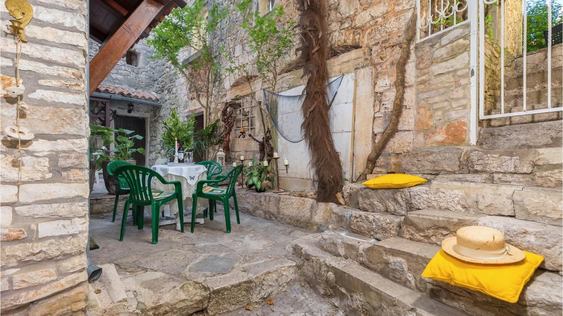 Beautiful Home In Bale With Kitchen