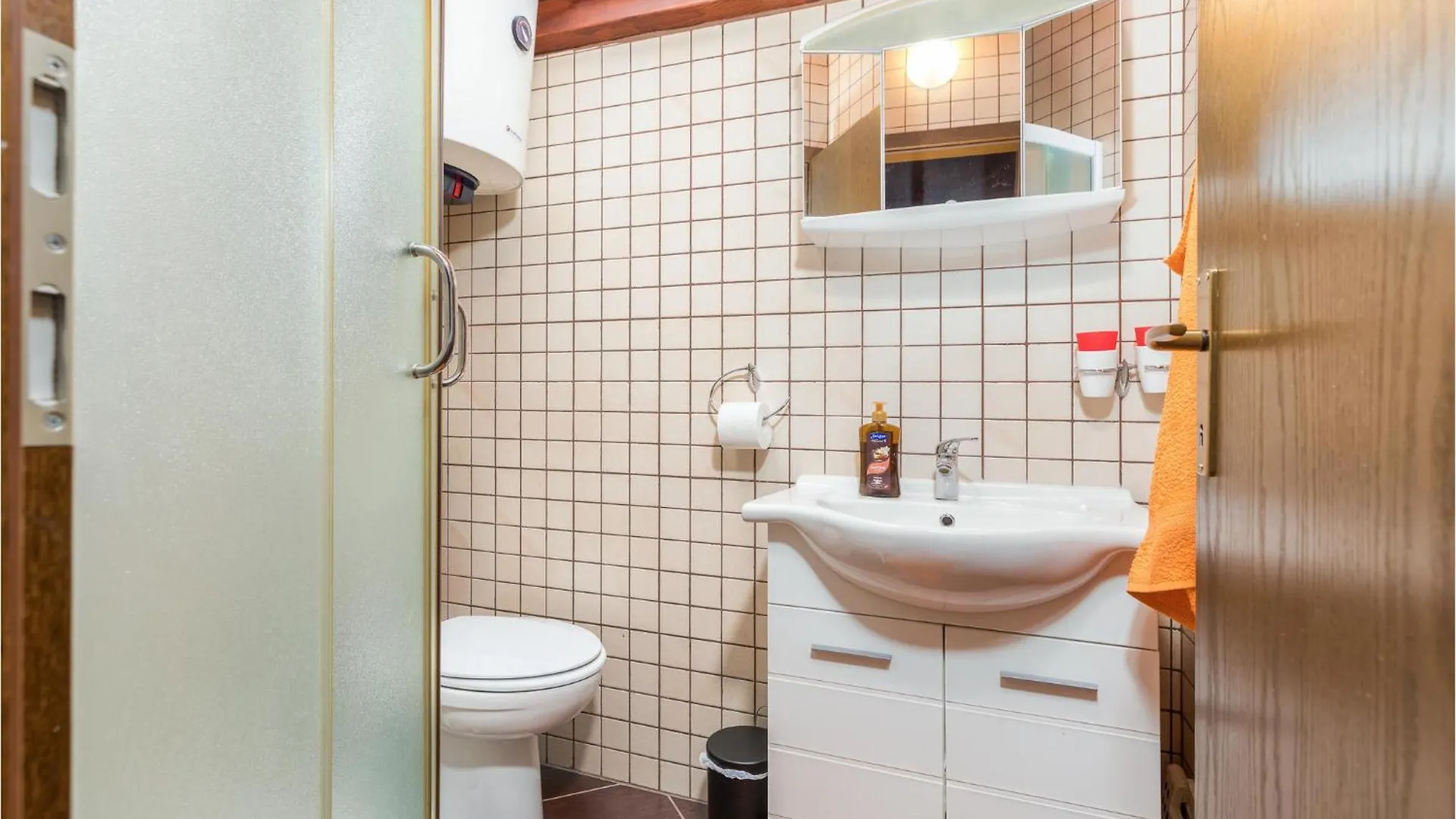 Beautiful Home In Bale With Kitchen
